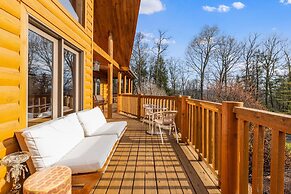 Sun-filled Log Home on 20 Prvt Acres Nr Rhinebeck