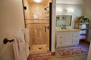 Sun-filled Log Home on 20 Prvt Acres Nr Rhinebeck