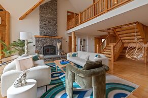 Sun-filled Log Home on 20 Prvt Acres Nr Rhinebeck