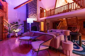 Sun-filled Log Home on 20 Prvt Acres Nr Rhinebeck