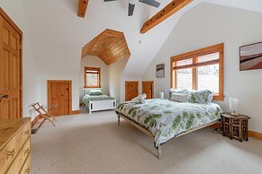 Sun-filled Log Home on 20 Prvt Acres Nr Rhinebeck