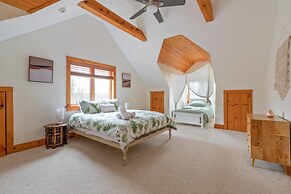 Sun-filled Log Home on 20 Prvt Acres Nr Rhinebeck