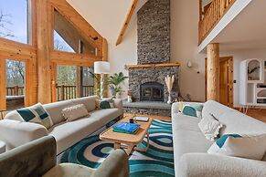 Sun-filled Log Home on 20 Prvt Acres Nr Rhinebeck