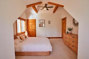 Sun-filled Log Home on 20 Prvt Acres Nr Rhinebeck