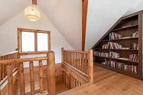 Sun-filled Log Home on 20 Prvt Acres Nr Rhinebeck