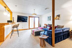 Sun-filled Log Home on 20 Prvt Acres Nr Rhinebeck