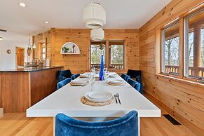 Sun-filled Log Home on 20 Prvt Acres Nr Rhinebeck