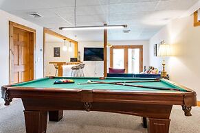 Sun-filled Log Home on 20 Prvt Acres Nr Rhinebeck