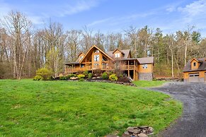 Sun-filled Log Home on 20 Prvt Acres Nr Rhinebeck