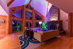 Sun-filled Log Home on 20 Prvt Acres Nr Rhinebeck