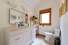 Sun-filled Log Home on 20 Prvt Acres Nr Rhinebeck