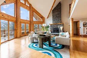 Sun-filled Log Home on 20 Prvt Acres Nr Rhinebeck