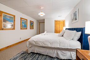 Sun-filled Log Home on 20 Prvt Acres Nr Rhinebeck