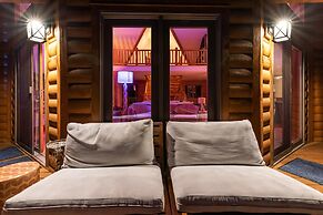 Sun-filled Log Home on 20 Prvt Acres Nr Rhinebeck