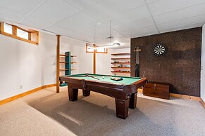 Sun-filled Log Home on 20 Prvt Acres Nr Rhinebeck