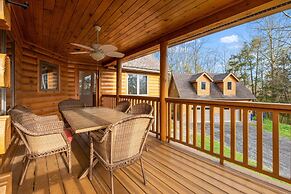 Sun-filled Log Home on 20 Prvt Acres Nr Rhinebeck