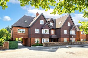 2 Bed 2 Bath Apt Close to Reigate Station - 2230