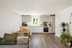 2 Bed 2 Bath Apt Close to Reigate Station - 2230