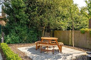 2 Bed 2 Bath Apt Close to Reigate Station - 2230