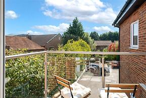 2 Bed 2 Bath Apt Close to Reigate Station - 2230