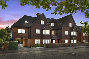 2 Bed 2 Bath Apt Close to Reigate Station - 2230
