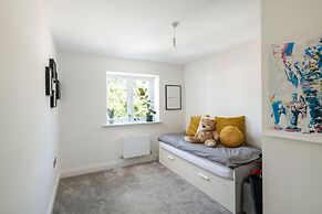 2 Bed 2 Bath Apt Close to Reigate Station - 2230