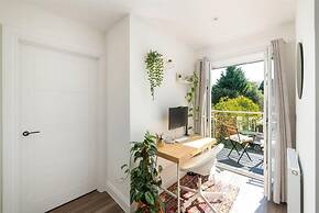 2 Bed 2 Bath Apt Close to Reigate Station - 2230