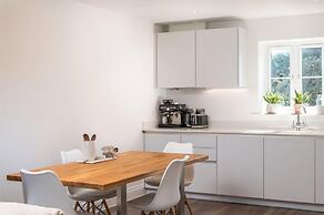 2 Bed 2 Bath Apt Close to Reigate Station - 2230