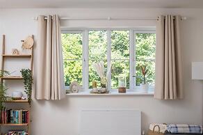 2 Bed 2 Bath Apt Close to Reigate Station - 2230