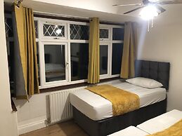 Golden Villa - Charming 3-bed House in Uxbridge