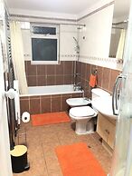 Golden Villa - Charming 3-bed House in Uxbridge