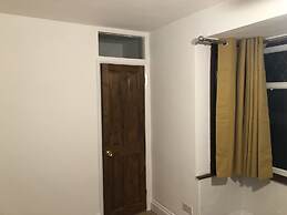 Golden Villa - Charming 3-bed House in Uxbridge