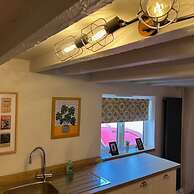 The North Wales Gathering - Hot Tub Sleeps Up 16