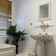 The Deeside - North Wales Sleeps up to 7