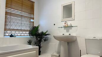 The Deeside - North Wales Sleeps up to 7