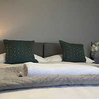 The Deeside - North Wales Sleeps up to 7