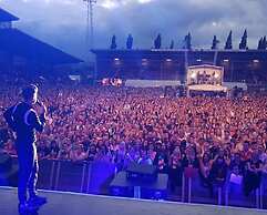 The Lower Gathering - Wrexham Town Centre - Sleeps Up To 10