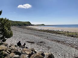 2 Bed-sleeps4-beachfront-free Parking