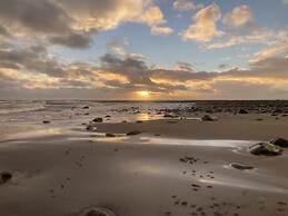 2 Bed-sleeps4-beachfront-free Parking