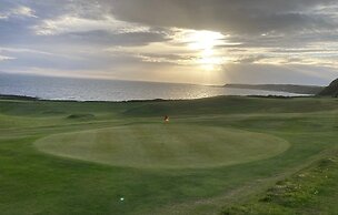 2 Bed-sleeps4-beachfront-free Parking