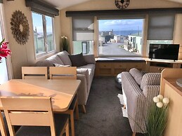 2 Bed-sleeps4-beachfront-free Parking