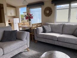2 Bed-sleeps4-beachfront-free Parking