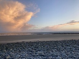 2 Bed-sleeps4-beachfront-free Parking