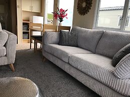 2 Bed-sleeps4-beachfront-free Parking