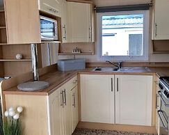 2 Bed-sleeps4-beachfront-free Parking