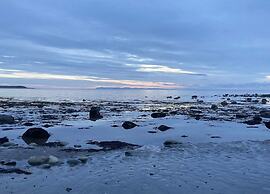 2 Bed-sleeps4-beachfront-free Parking