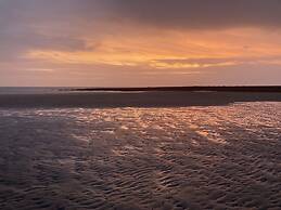 2 Bed-sleeps4-beachfront-free Parking