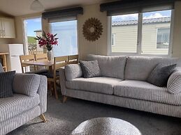2 Bed-sleeps4-beachfront-free Parking