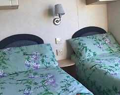 2 Bed-sleeps4-beachfront-free Parking