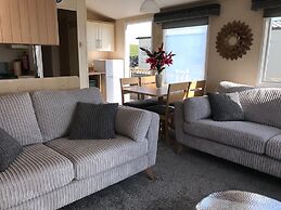 2 Bed-sleeps4-beachfront-free Parking